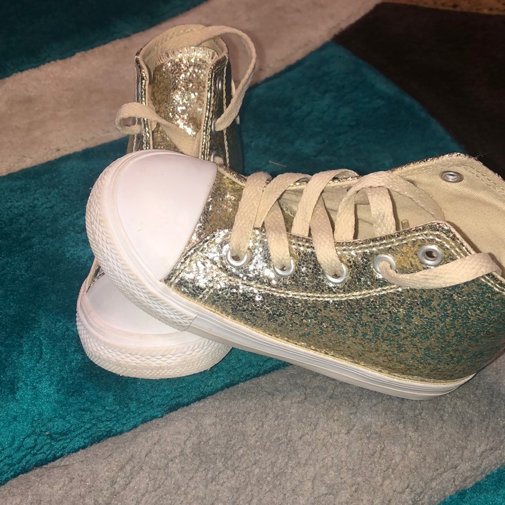 Girl (toddler) Converse